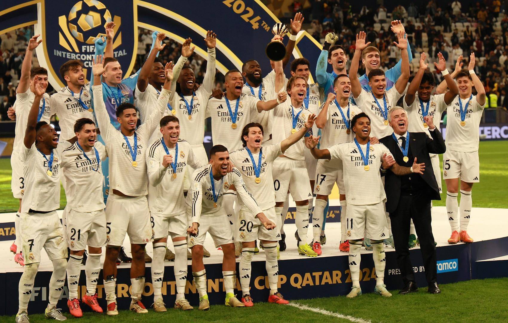 西甲半场：拉菲尼亚点射建功+中框，巴萨暂1-0十人黄潜（西甲半场战报：拉菲尼亚点球破门并中柱，巴萨暂以1-0领先十人比利亚雷亚尔）