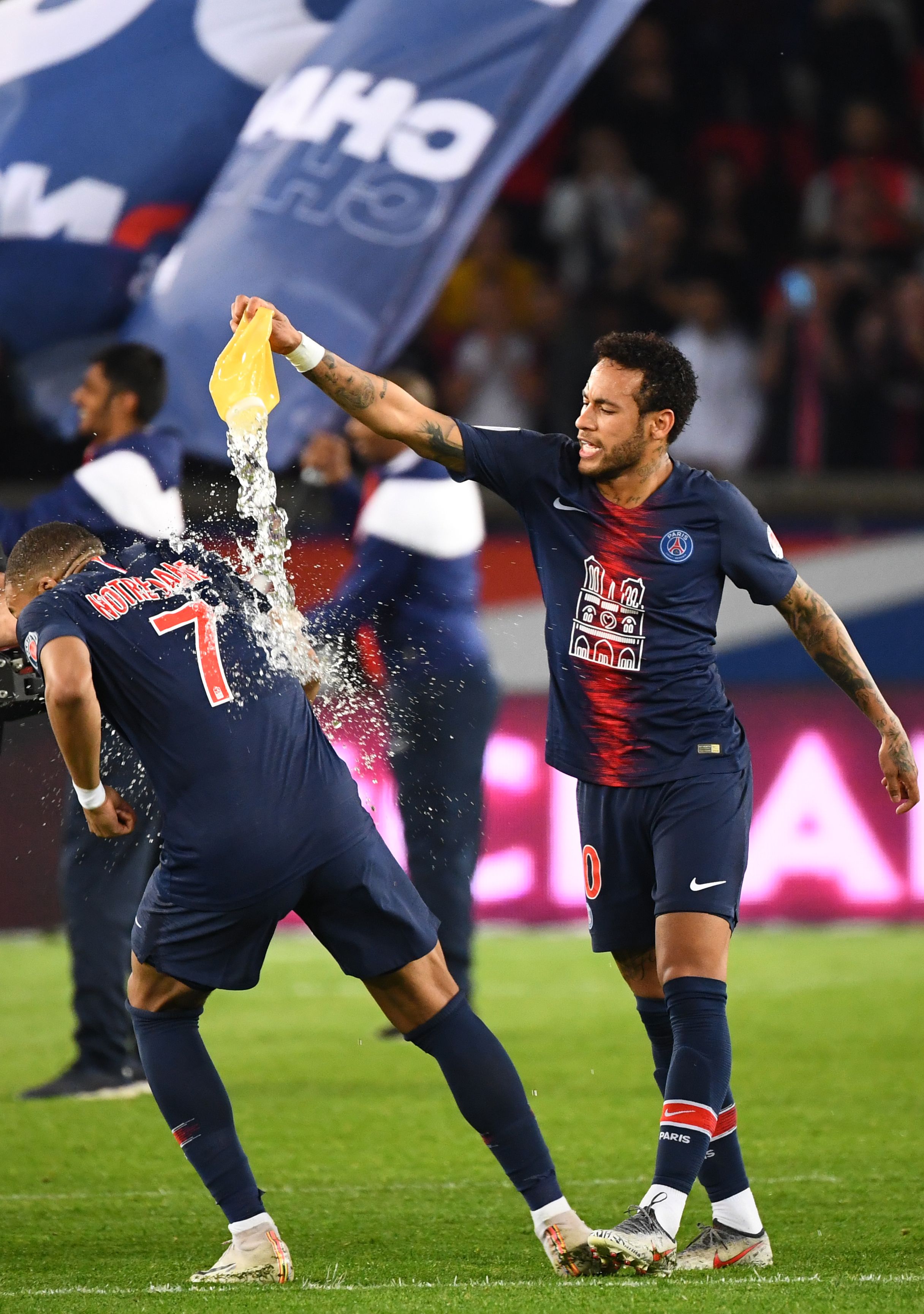 意甲战报：杜维卡斯破门，莫雷诺传射，科莫2-0胜萨索洛（意甲：科莫2-0萨索洛，莫雷诺传射，杜维卡斯建功）