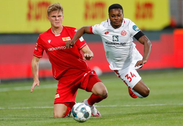 意甲官方：科莫主帅小法挑衅对手，停赛1场并罚款5000欧（意甲官方处罚：科莫主帅小法因挑衅对手被禁赛一场并罚款5000欧元）