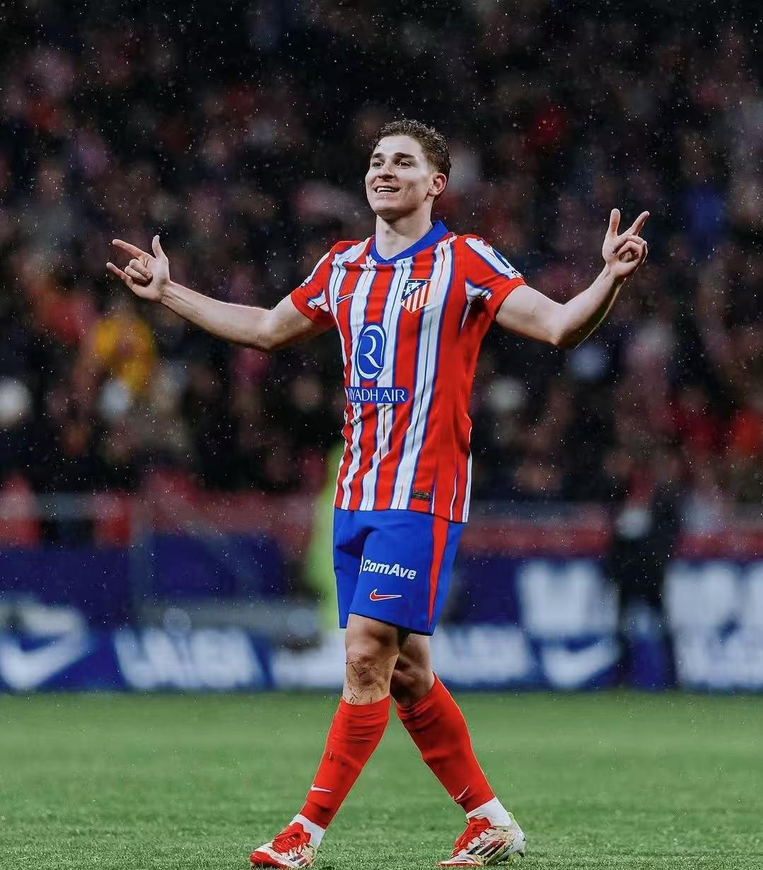 欧洲足坛疯狂周末诞生 豪门心系欧战冷门跌爆（欧洲足坛上演疯狂周末：豪门为欧战分心，冷门频爆）