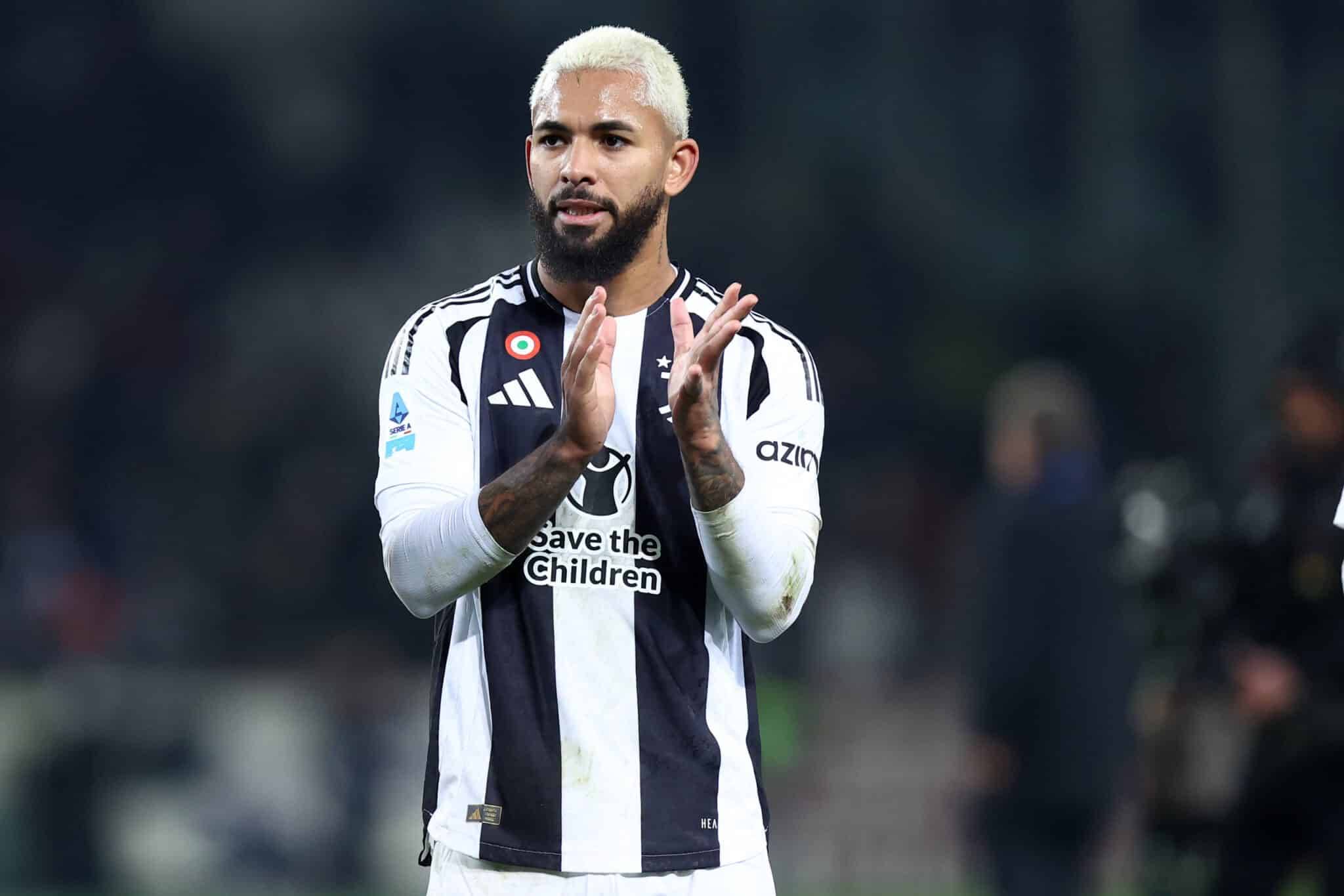 惨败国安后亚泰球员贺一然被自家球迷辱骂，他做出手势回击