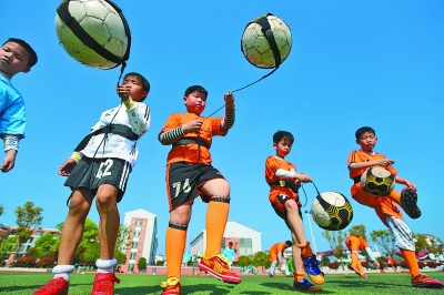 斯洛特两度弃用萨拉赫收奇效，利物浦四场不败迎欧冠胜利（斯洛特两度雪藏萨拉赫见奇效，利物浦四战不败斩获欧冠胜利）