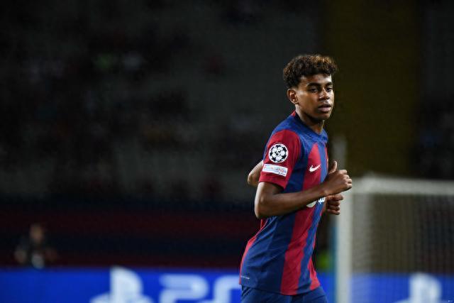 这雪有点大，欧冠赛前一名挪威记者在博德闪耀的球场边线处滑雪（欧冠赛前雪势凶猛，挪威记者在博德闪耀场边滑雪）