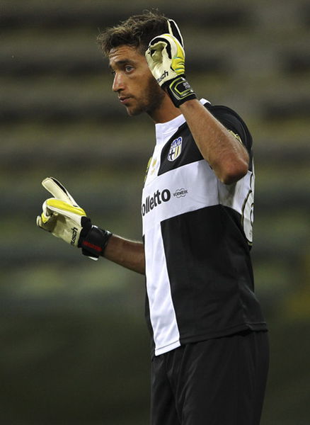 世欧预半场：齐甘科夫造险，乌克兰暂0-0冰岛（世欧预半场战报：乌克兰0-0冰岛，齐甘科夫屡造险情）